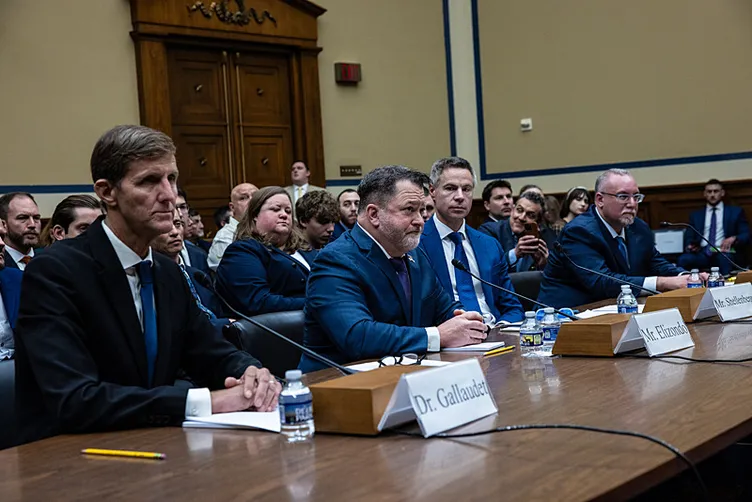 Pentagon yetkilisinden şok itiraf! UFO çalışmaları gizli tutuluyor: ‘Evrende yalnız değiliz’