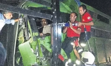 Araçta sıkışan sürücüler kurtarıld