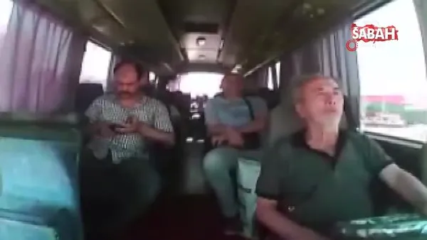 Sakarya'da minibüsün sıkıştırdığı işçi servisinin şarampole devrilme anı kamerada