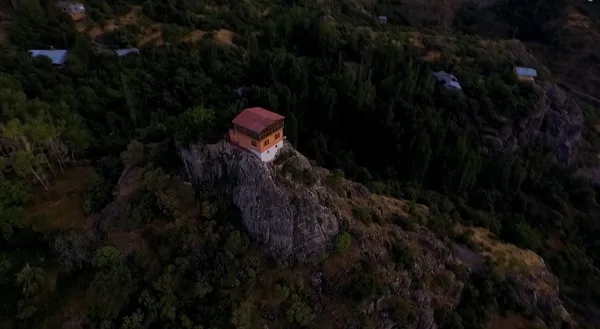 bir-ilcenin-simgesi-haline-geldi-96-basamakli-kayaliklarin-uzerindeki-o-ev-satisa-sunuldu-degeri-ise-dudak-ucu-1783768097358.jpg