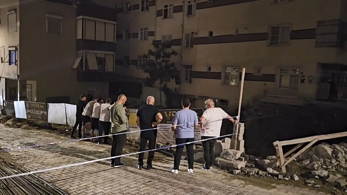 Bahçelievler’de kolonlarından sesler gelen 6 katlı apartman tahliye edildi Bahçelievler’de kolonlarından sesler gelen 6 katlı apartman tahliye edildi