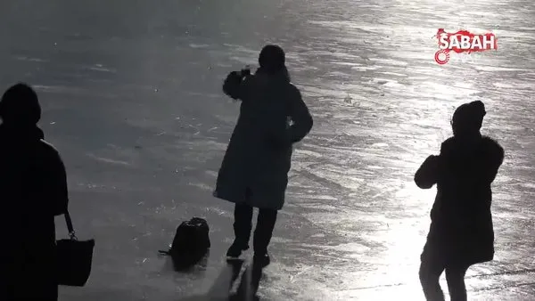 Yüzeyi buzla kaplanan Çıldır Gölü misafirlerini ağırlamaya başladı | Video