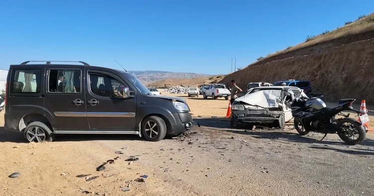 Kırıkkale’de feci kaza: 3 araç birbirine girdi! 5 yaralı