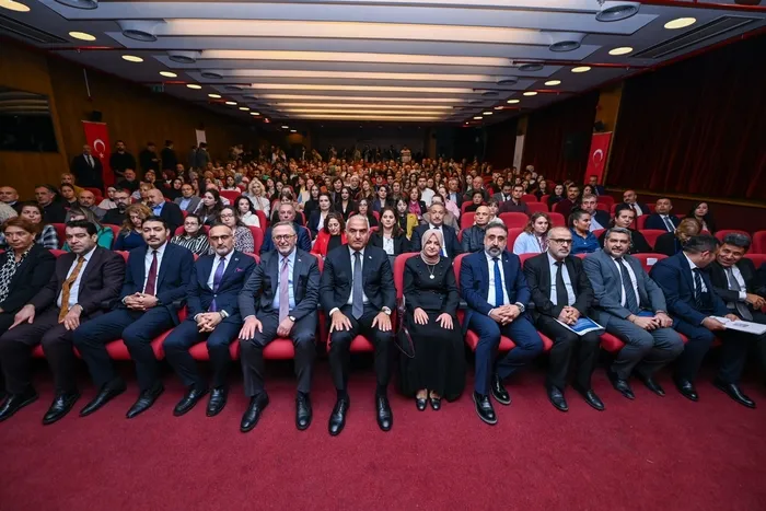 bakan-ersoydan-milli-kutuphanede-birlik-mesaji-her-eseri-her-dili-ortak-mirasimizin-bir-parcasi-olarak-goruyor-1791970862990.jpg