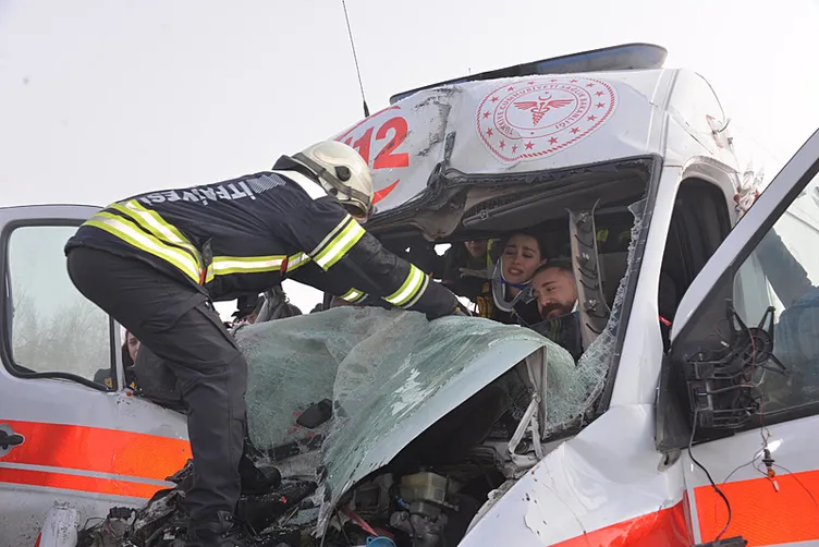 SON DAKİKA... Erzurum’da kaza ihbarına giden ambulans TIR’a çarptı: 3 sağlık görevlisi yaralandı!