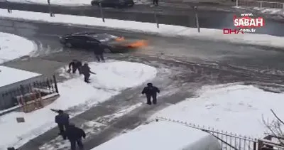 İstanbul’da yanan otomobili kartopu atarak böyle söndürmeye çalıştılar | Video
