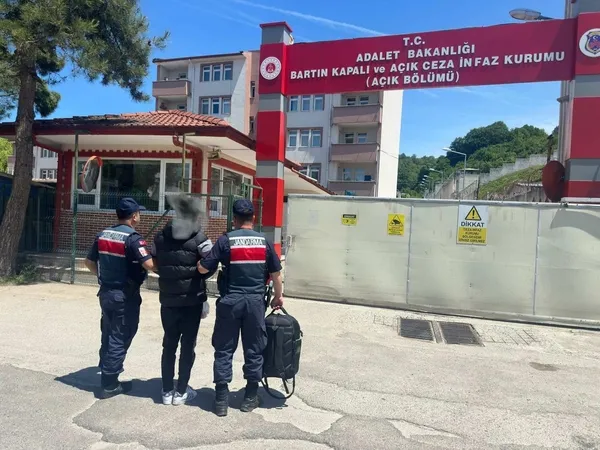 bartin-jandarma-il-jandarma-komutanligi-firari-sahislari-adalete-teslim-ediyor-1749106846149.jpg
