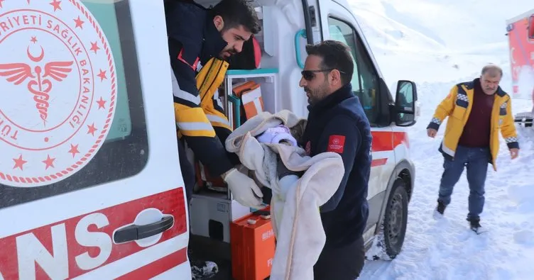 Yolu kapalı köyde hastalanan 4 kardeş paletli ambulansla kurtarıldı