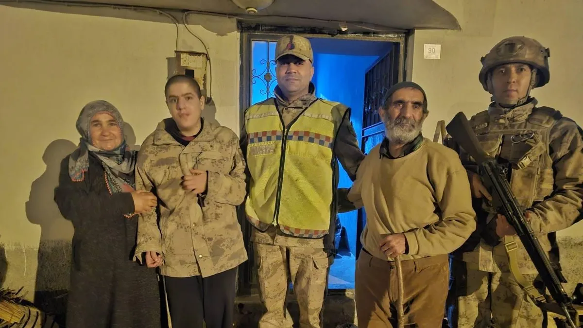 Gece devriyesi kaybolan çocuğu kurtardı!