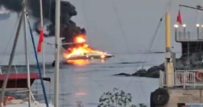 SON DAKİKA | Ataköy marinada tekne yangını SON DAKİKA | Ataköy marinada tekne yangını