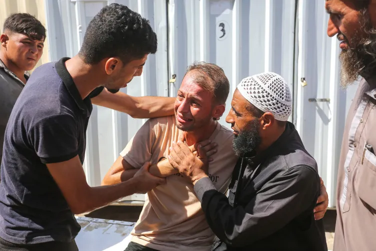 Siyonist İsrail 3 günlük ikiz bebeklerini katletmişti: Filistinli babanın sözleri dünyayı ağlattı!