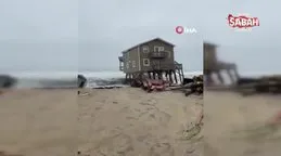 ABD’de yazlık ev, kıyı erozyonunda dalgalara kapıldı