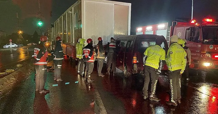 Konteyner taşıyan TIR’a minibüs çarptı
