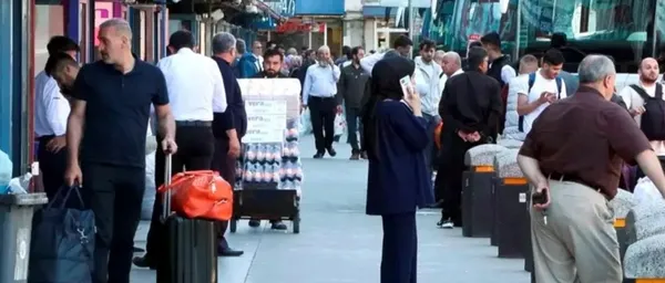 bayram-tatili-donusleri-baslayinca-15-temmuz-demokrasi-otogarinda-yogunluk-yasandi-1780153799371.jpg