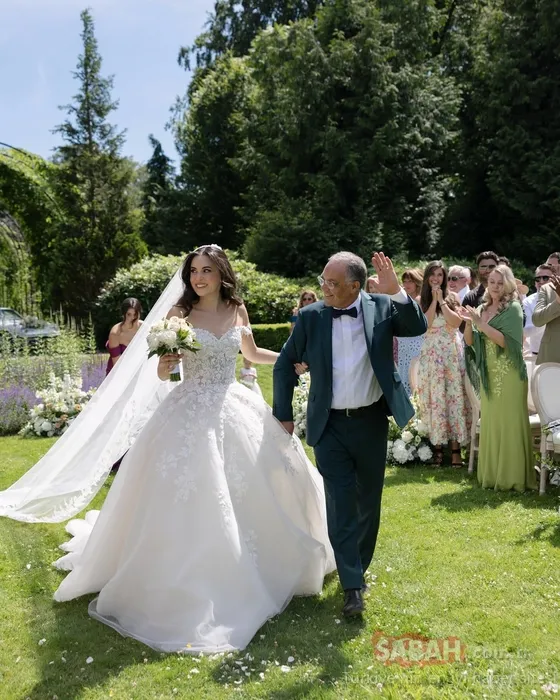 Karsu bebeğinin cinsiyetini pankartla duyurdu! Hollandalı eşi Mike Schrama sevinçten havalara uçtu...