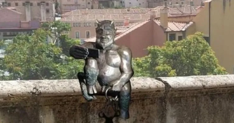 ’Selfie çeken şeytan’ İspanya’yı karıştırdı