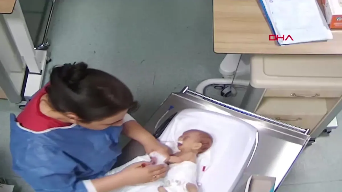 Kahramanmaraş’ta, hemşirenin başka bir bebeği daha darp ettiği görüntüler ortaya çıktı | Video videosunu izle Kahramanmaraş’ta, hemşirenin başka bir bebeği daha darp ettiği görüntüler ortaya çıktı | Video videosunu izle