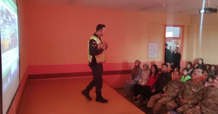 Jandarma Ağrı’da minik öğrencilere trafik eğitimi veriyor