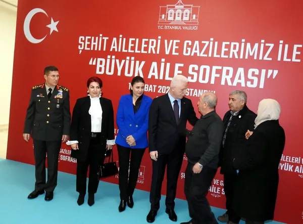 istanbul-valisi-gul-sehit-aileleri-ve-gazilerle-iftar-yapti-1771531645319.jpg