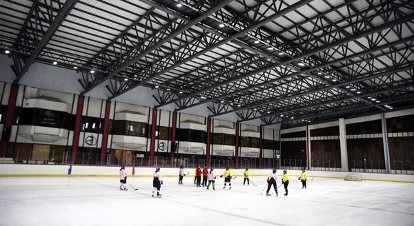 ornek-tesis-9-aydir-kapali-buz-sporlarina-belpa-molasi-1628580122599.jpg İşte CHP belediyeciliği! Çalışan tesisin kapısına kilit vurdular