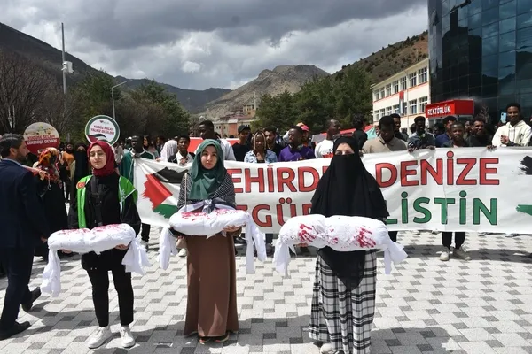 gumushane-universitesi-ogrencileri-israili-protesto-etti-1745502626706.jpg