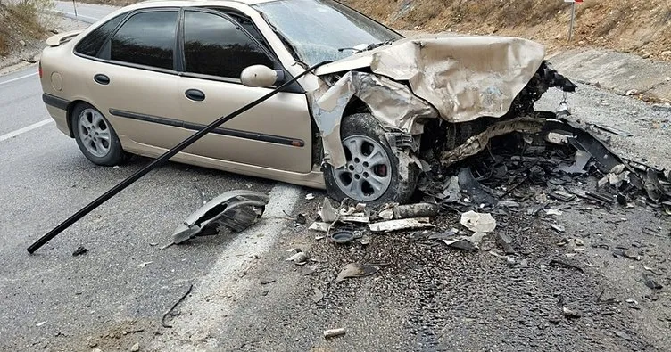 Otomobil ile minibüs kafa kafaya çarpıştı: 1’i ağır 10 yaralı!