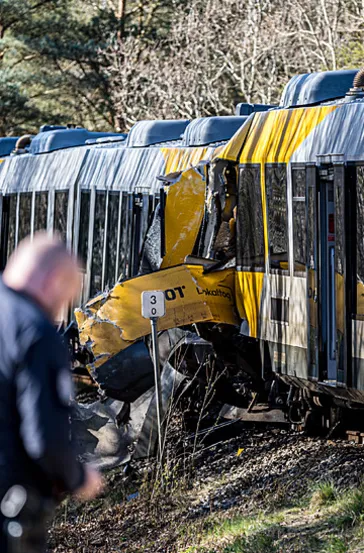Danimarka’da iki tren kafa kafaya çarpıştı