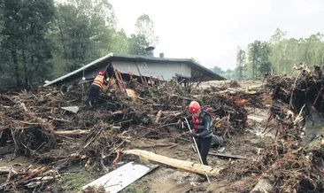 Sel felaketi balayında yakaladı