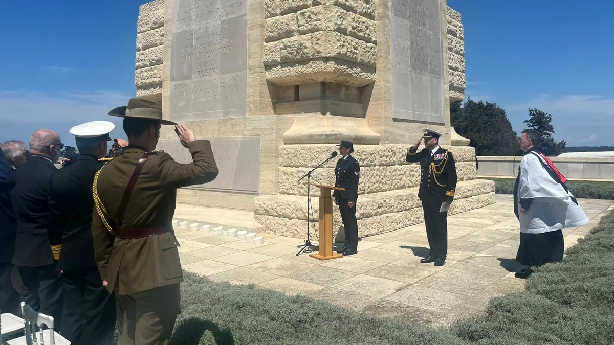 Fransız ve İngiliz anıtlarında anma programı düzenlendi Fransız ve İngiliz anıtlarında anma programı düzenlendi