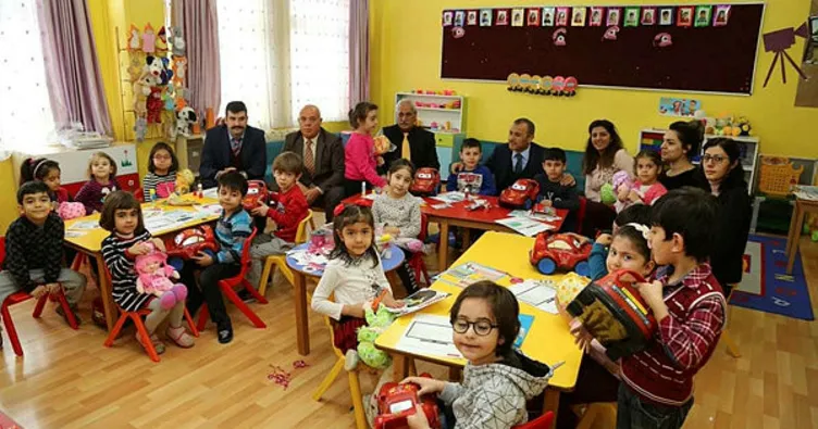 Vali Sonel miniklerle bir araya geldi