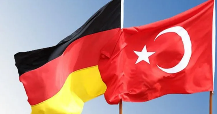 Almanya’da iki Türk’e liyakat nişanı verildi