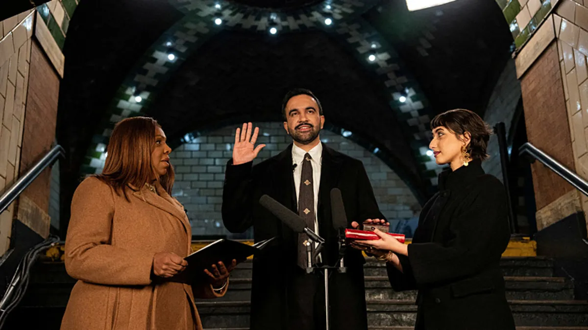 New York’ta tarihi an: Kur’an üzerine yemin ederek göreve başladı