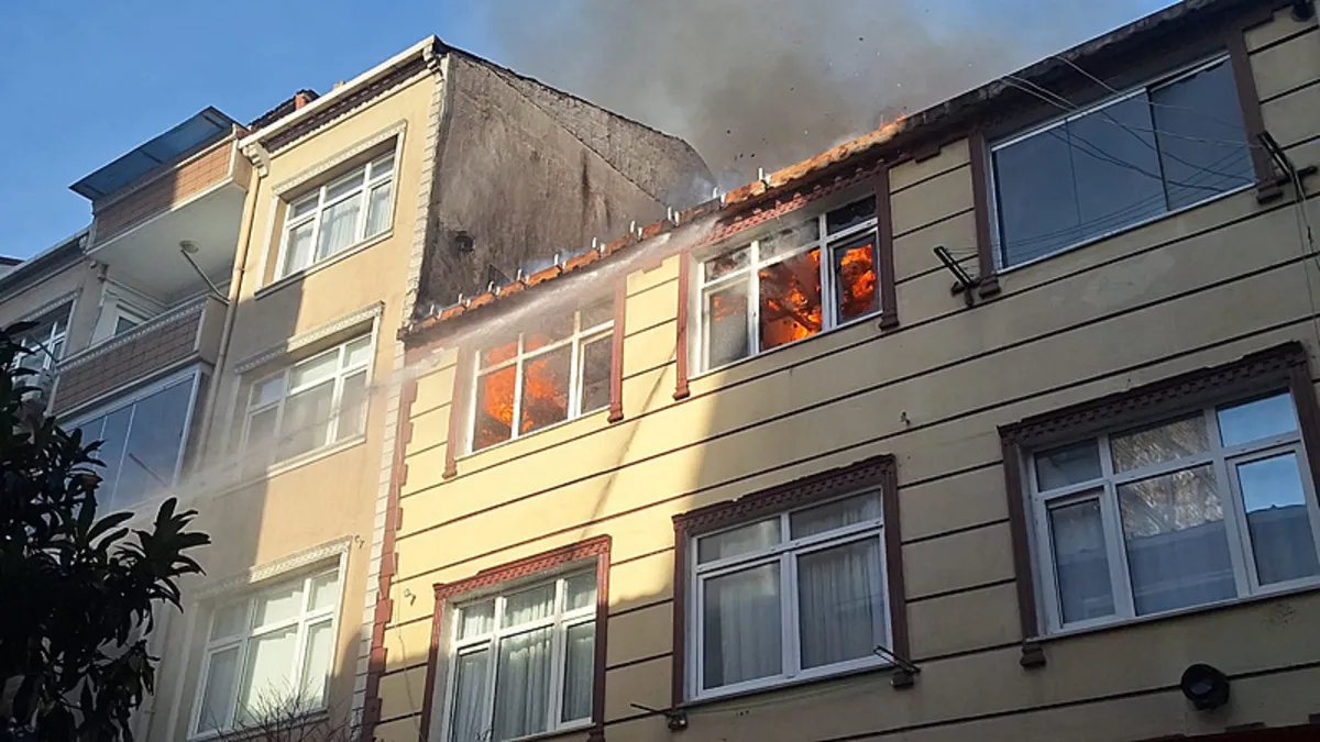 İstanbul Küçükçekmece'de 3 katlı binanın çatısında yangın: Alevler güçlükle kontrol altına alındı!