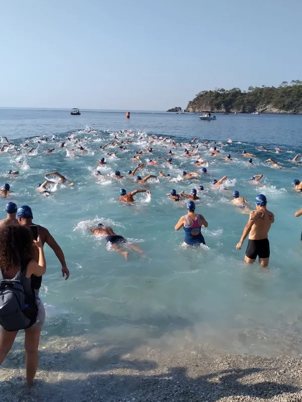 oludeniz-open-water-yarislarina-buyuk-katilim-oldu-1696706070956.jpg