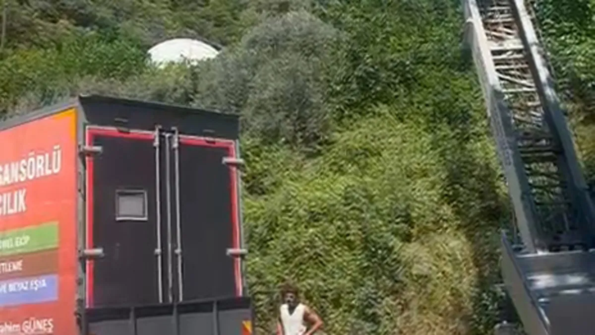 Ev taşıma sırasında dehşet: Yük asansörü elektrik hattının üzerine düştü! 2 ölü