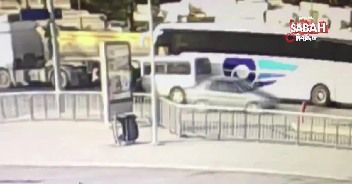 Yol Verme Kavgasinda Otobusun Altinda Kaldi O Anlar Kamerada Video Videosunu Izle Son Dakika Haberleri