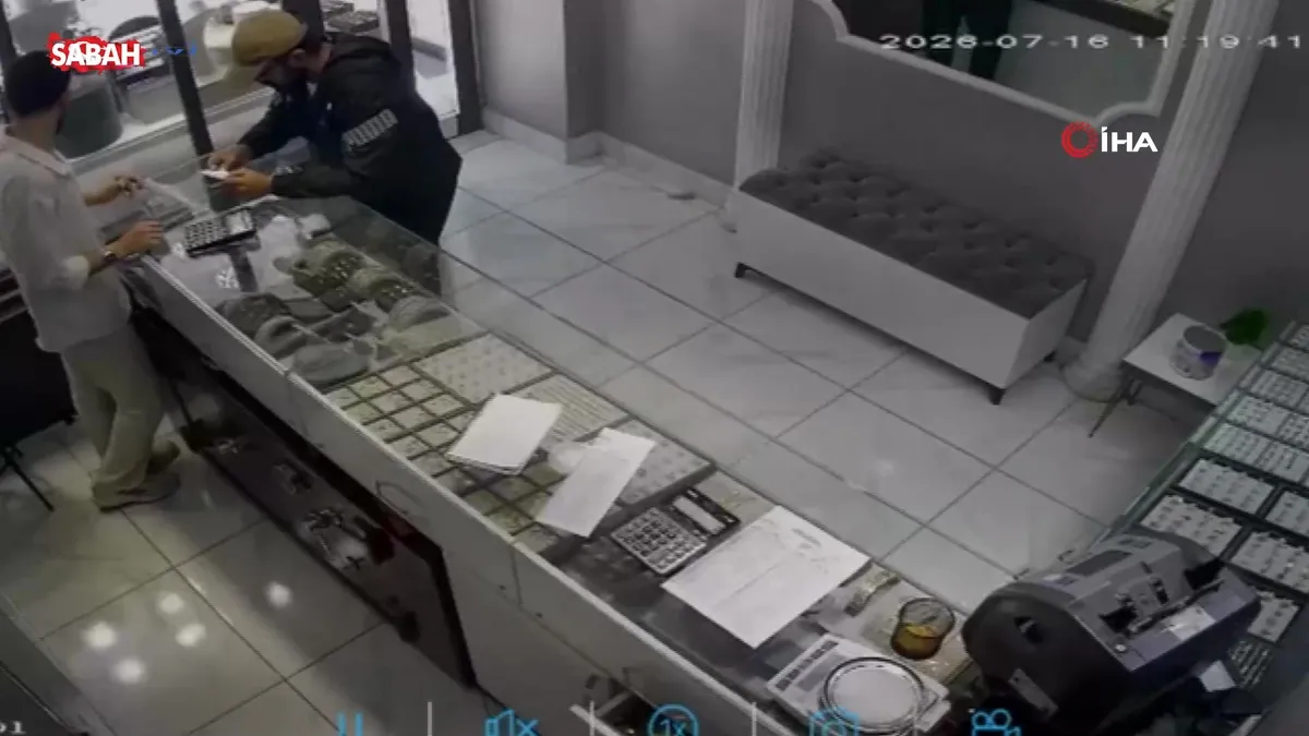 İnternetten araştırma yaptıktan sonra silahlı kuyumcu soygunu gerçekleştiren zanlının görüntüleri ortaya çıktı videosunu izle İnternetten araştırma yaptıktan sonra silahlı kuyumcu soygunu gerçekleştiren zanlının görüntüleri ortaya çıktı videosunu izle
