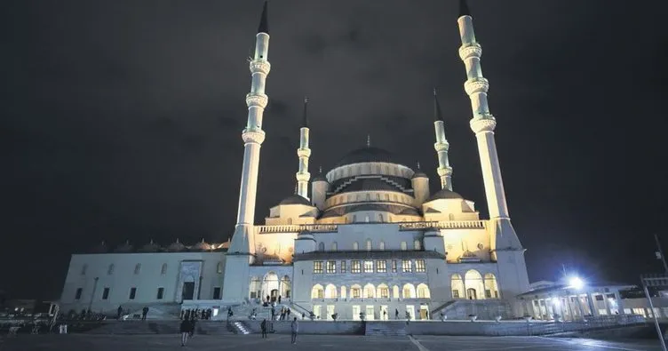 Ankaralılar camilere akın etti