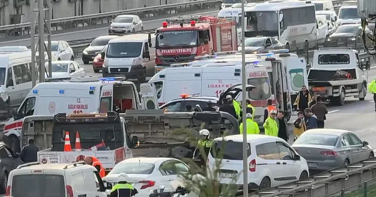 SON DAKİKA... TEM’de okul servisi devrildi: 9 yaralı var!