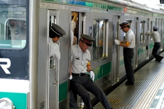 Japonya’da metroya binme çilesi