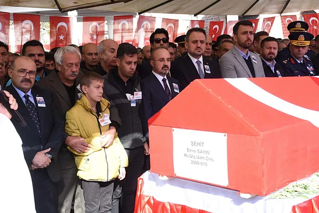 Türkiye şehitlerini uğurladı! Şehit astsubayın eşinden oğluna: Başını dik tut, senin baban kahraman!