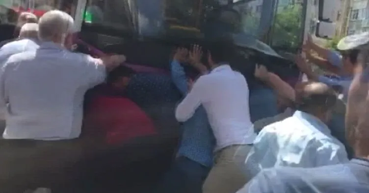 Otobüsün altında kalan yaşlı kadını vatandaşlar kurtardı