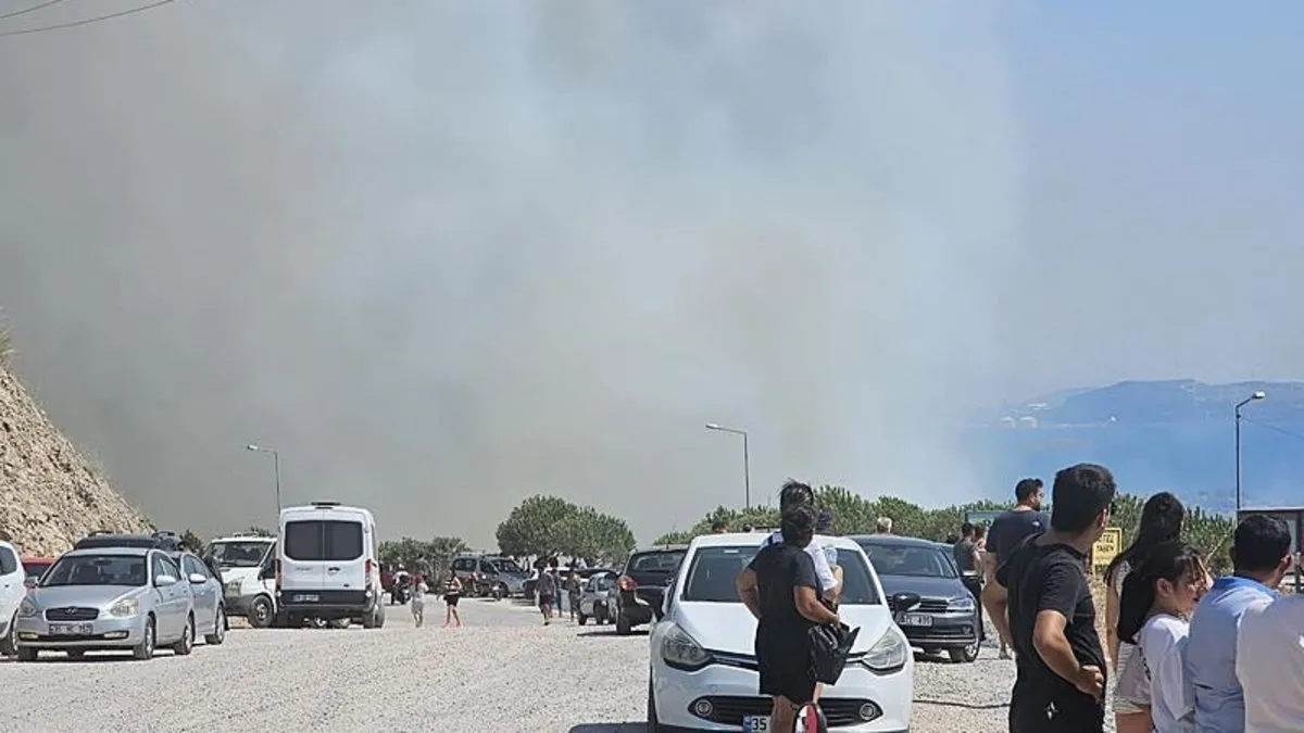 İzmir’de orman yangını! Alevlere havadan ve karadan müdahale ediliyor İzmir’de orman yangını! Alevlere havadan ve karadan müdahale ediliyor