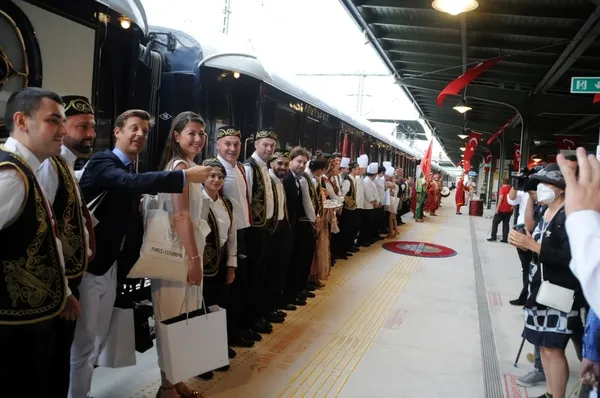 orient-express-uc-yil-aradan-sonra-paristen-istanbula-geldi-1661958293971.jpeg