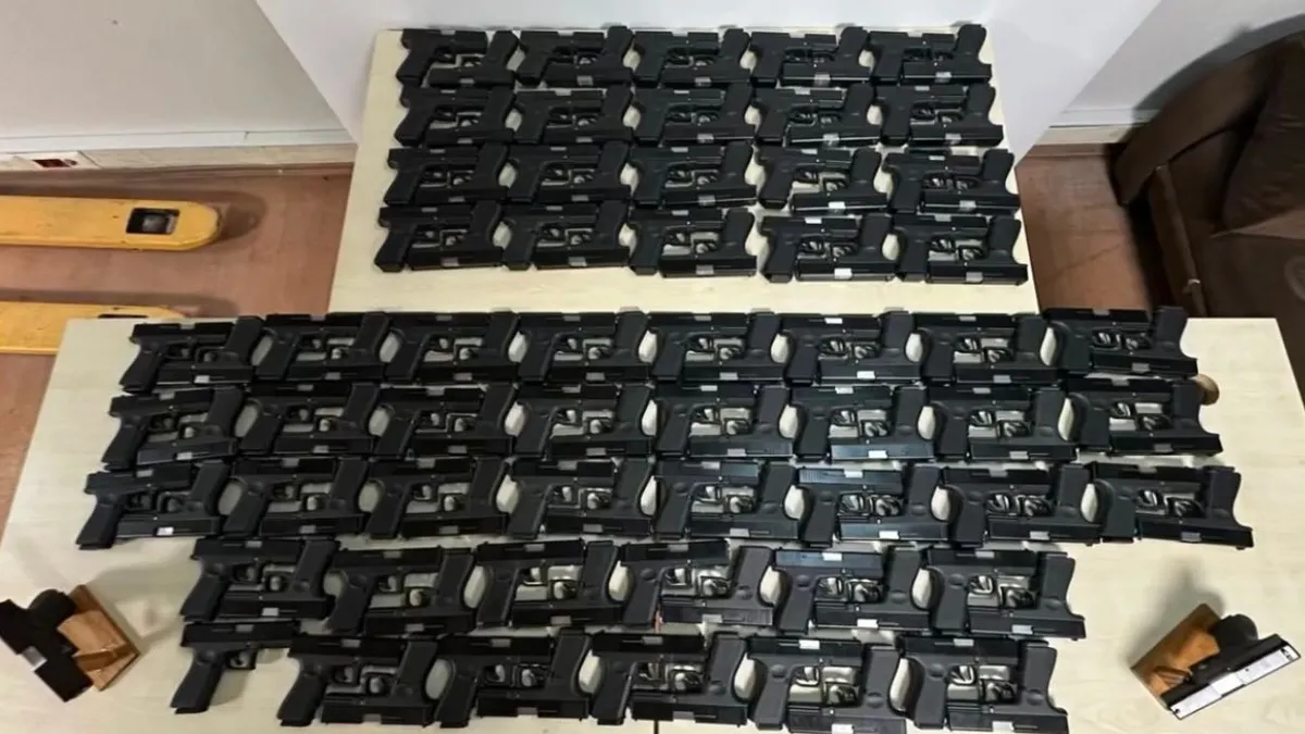 Taksiyle silah sevkiyatına suçüstü… Çok sayıda silah ele geçirildi Taksiyle silah sevkiyatına suçüstü… Çok sayıda silah ele geçirildi