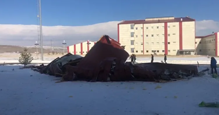 Kars’ta şiddetli rüzgar çatıları uçurdu