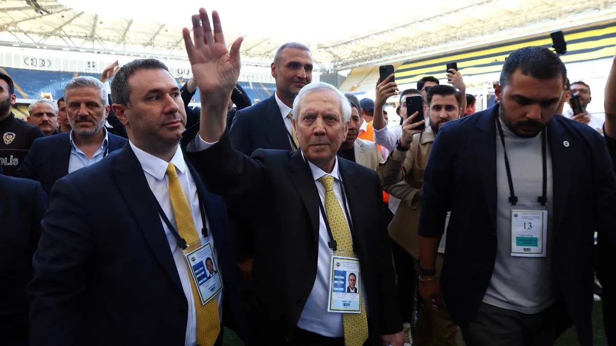 Fenerbahçe forması giyen Vedat Muriqi