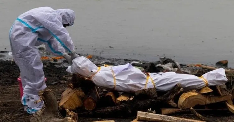 Hindistan’da Covid-19’dan ölen hastanın cansız bedeninin nehre atıldığı anlar ortaya çıktı