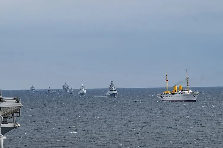 Başkan Erdoğan tek tek selamladı: Boğaz’da ‘Mavi Vatan’ coşkusu! Çanakkale’den İstanbul’a zafer yolculuğu