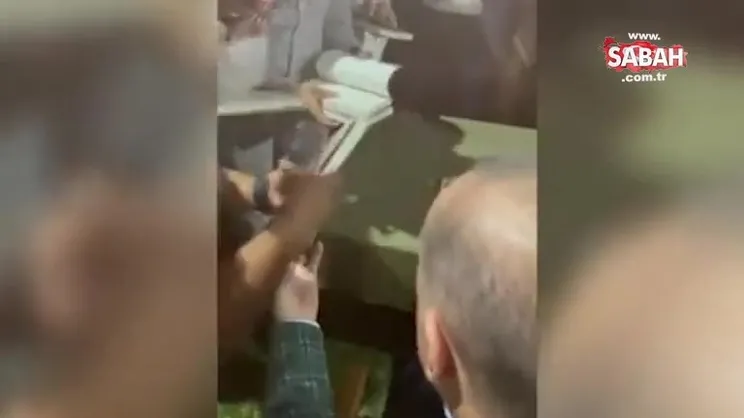 Başkan Erdoğan 'Daha Adil Bir Dünya Mümkün' isimli kitabını gençler için imzaladı! İşte o anlar… | Video
